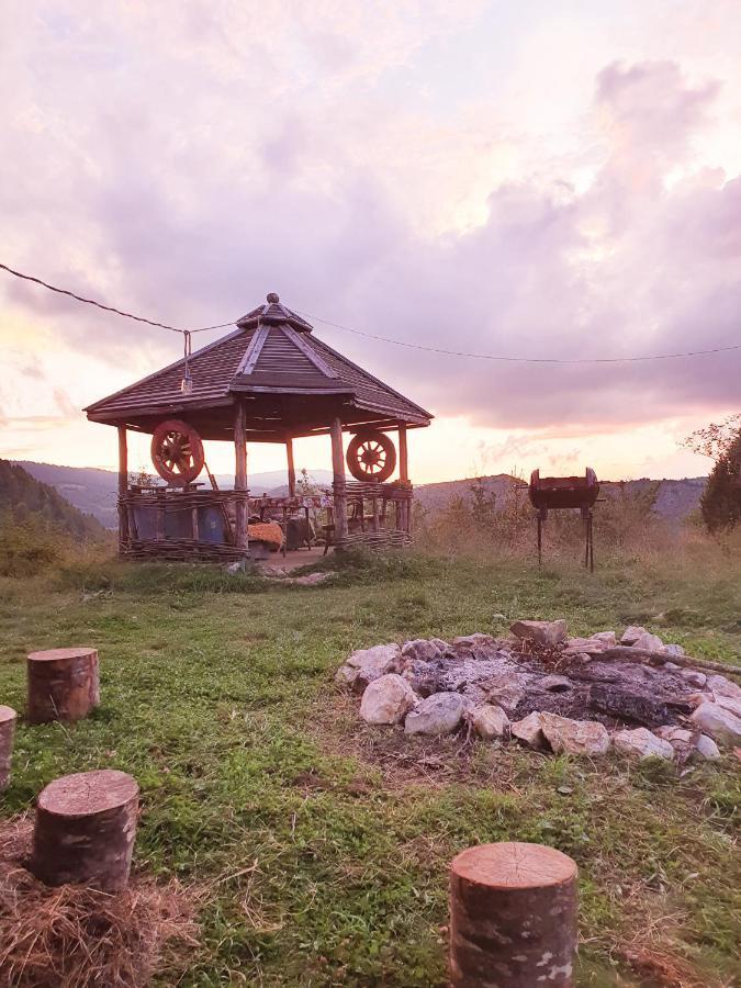 Log Cabin Uvac Nova Varos Exterior photo