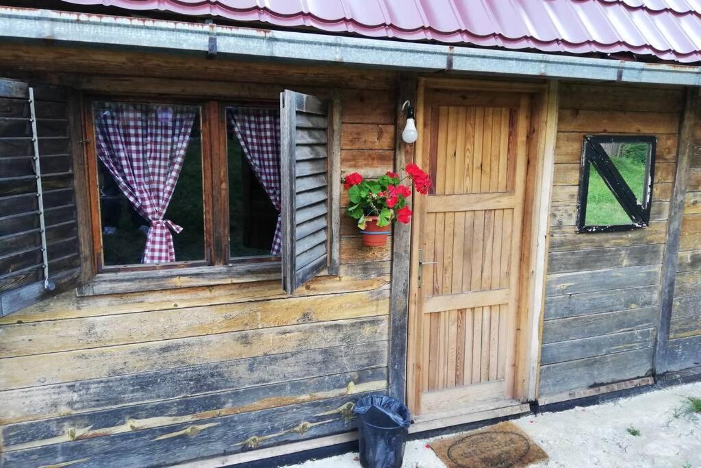 Log Cabin Uvac Nova Varos Exterior photo