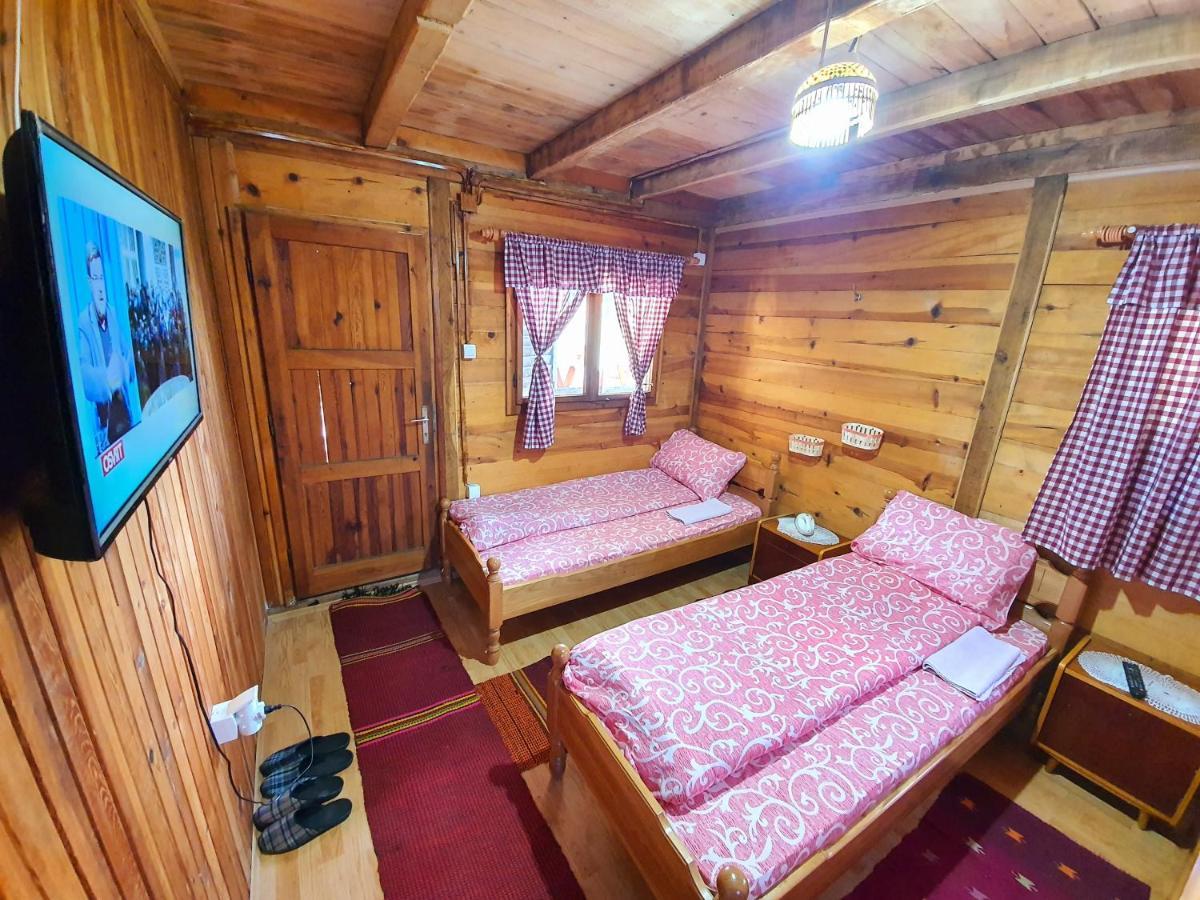 Log Cabin Uvac Nova Varos Exterior photo